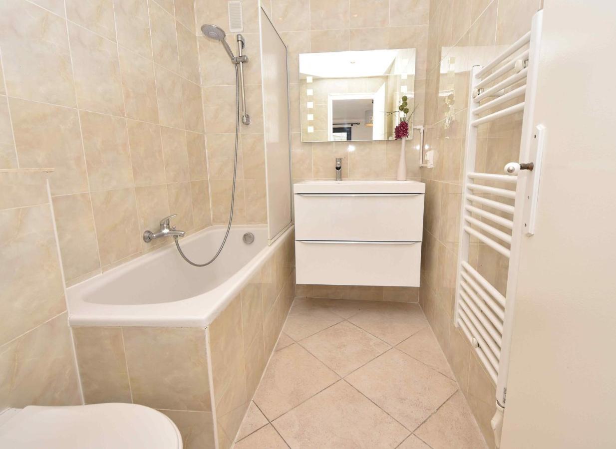 Modern 3 Bedroom, 3 Bathroom For Rent Near Old Town Walking Distance To Palais - 2000 *